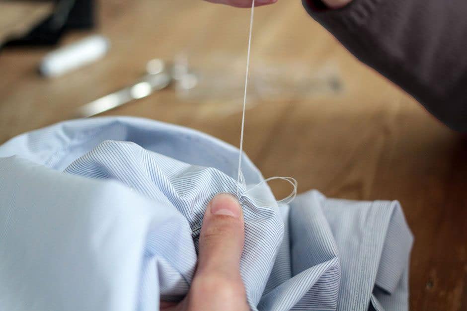 Von Hand eingesetzter Ärmel eines maßgeschneiderten Hemds